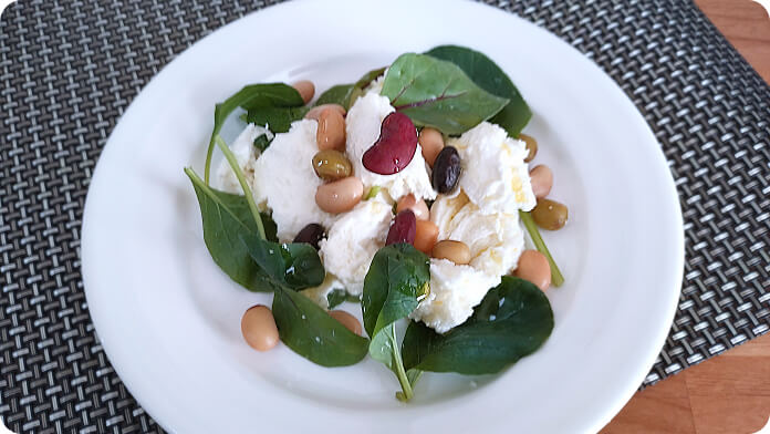 蒸し豆とモッツァレラチーズのサラダ