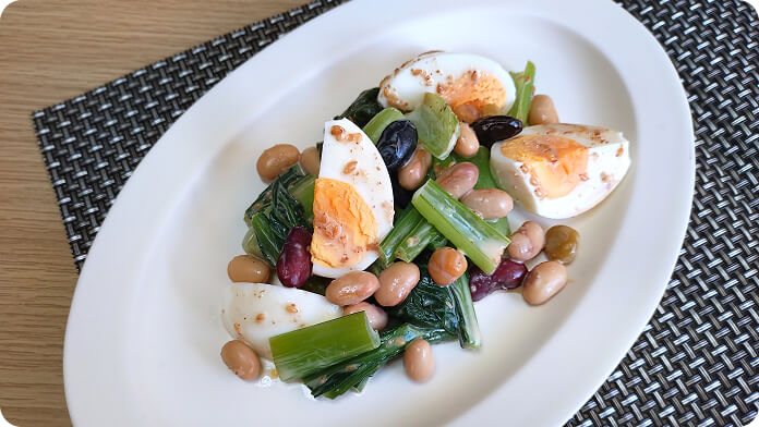 蒸し豆とたまごと小松菜のごま風味サラダ