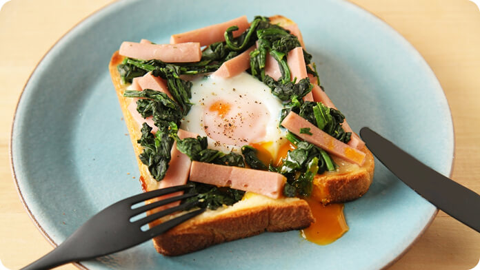 速筋タンパクソーセージとほうれん草の巣ごもりトースト