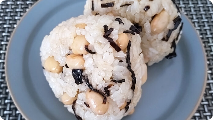 蒸し大豆と塩こんぶのオイルおにぎり